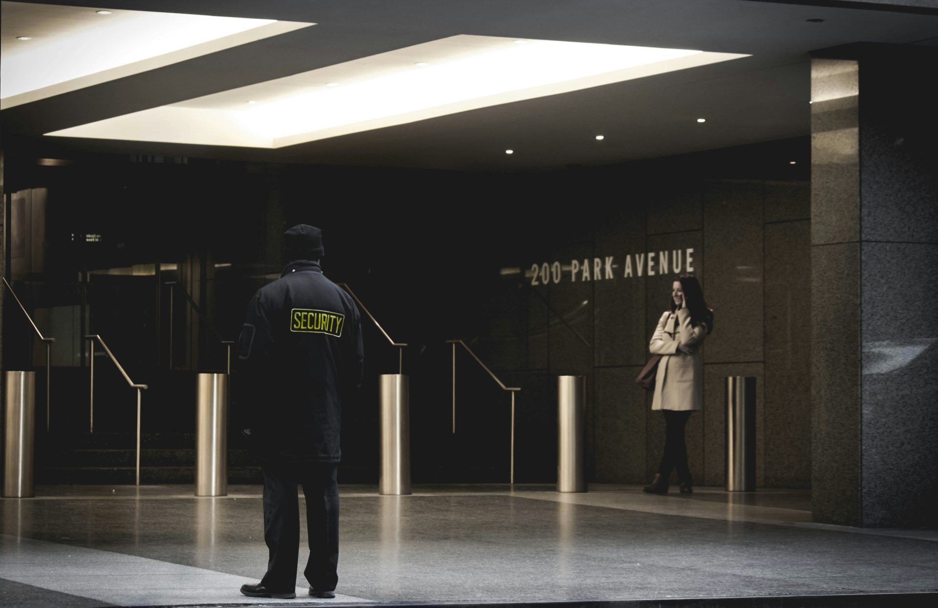 Sicherheitsdienst vor Bürogebäude