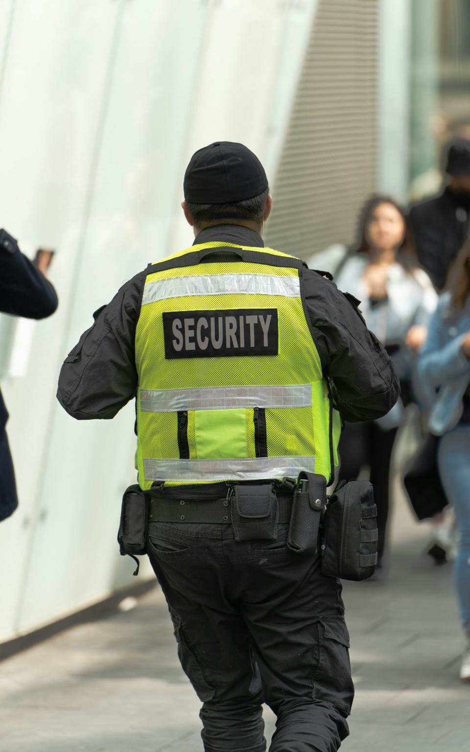 Sicherheitsmitarbeiter in gelber Weste