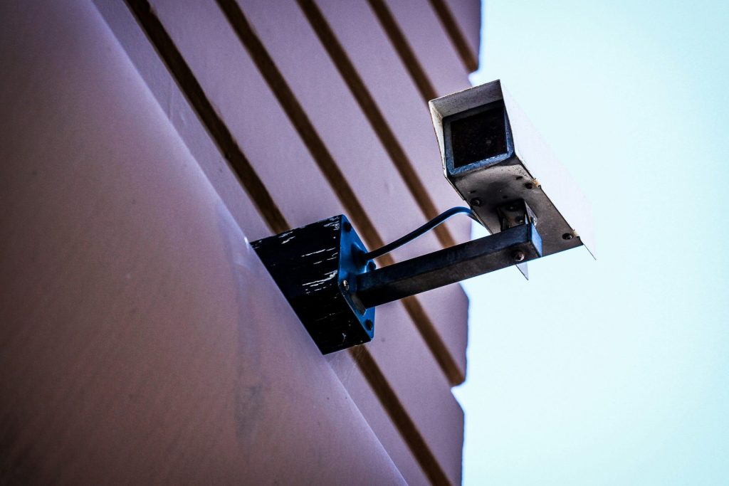 graue Überwachungskamera an grauer Wand