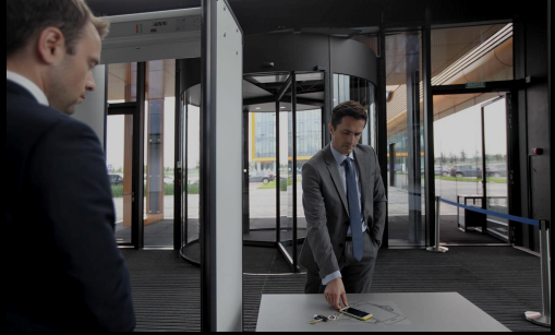 Ein Geschäftsmann, der im Büro arbeitet