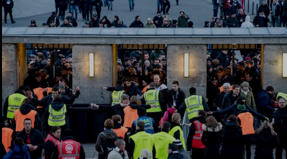 Ein Ansturm auf den Zug zu so vielen Menschen
