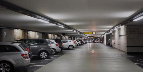 Ein Parkplatz mit viel Auto