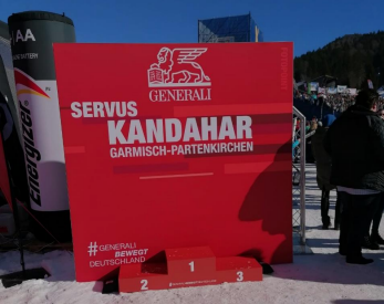 eine ROTE BOX MIT NOTFALL